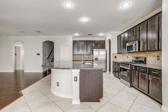 13704 Southern Oaks Drive, Fort Worth, TX 76028