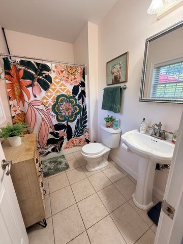 91 Royal St, Chicopee, MA 01020