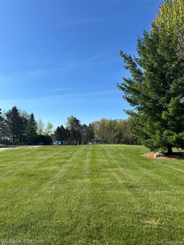 4299 Lake Farms Court, Fenton Charter Township, MI 48451