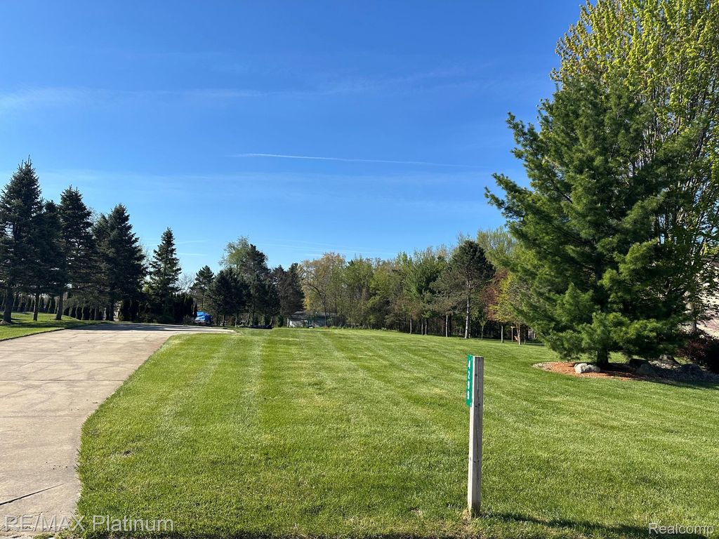 4299 Lake Farms Court, Fenton Charter Township, MI 48451