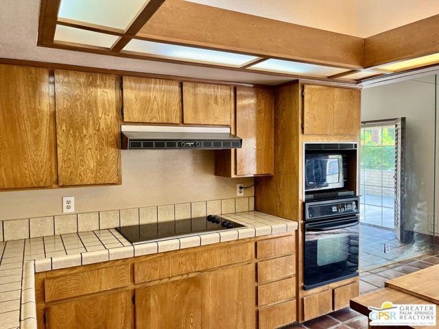 2657 N Whitewater Club Drive, Palm Springs, CA 92262