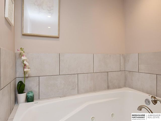 3214 N 78 Street, Omaha, NE 68134
