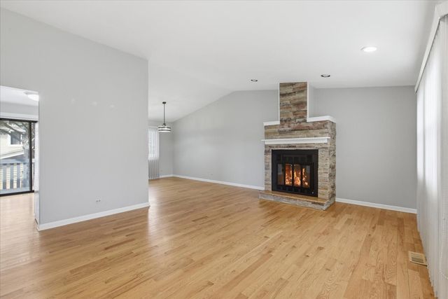 1590 Bayside Court, Hoffman Estates, IL 60192