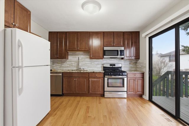 1590 Bayside Court, Hoffman Estates, IL 60192