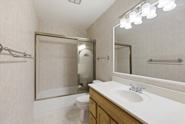 1590 Bayside Court, Hoffman Estates, IL 60192