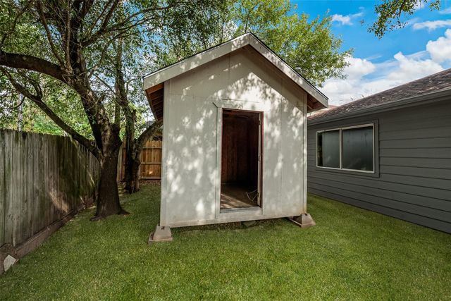 718 Saint Edwards Green Drive, Houston, TX 77015