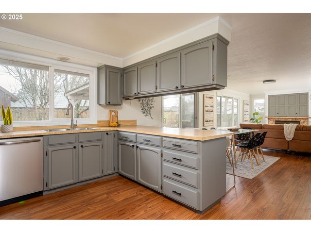 1916 Ne 13TH Ave, Hillsboro, OR 97124