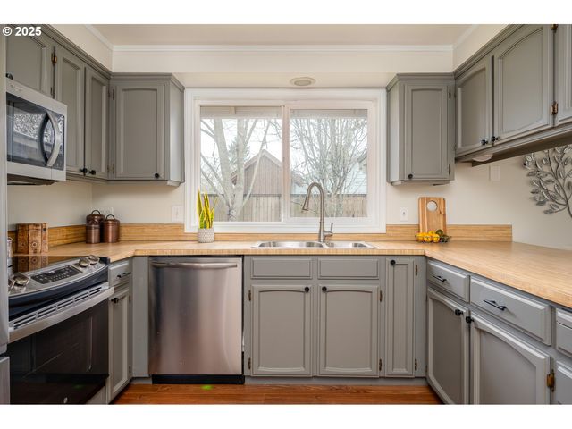 1916 Ne 13TH Ave, Hillsboro, OR 97124