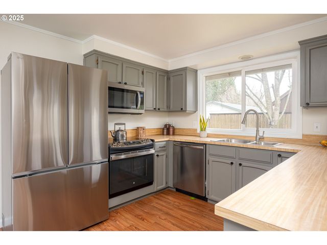 1916 Ne 13TH Ave, Hillsboro, OR 97124