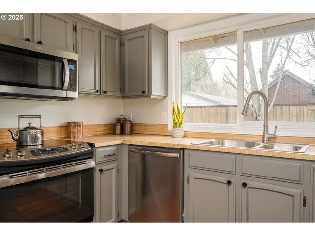 1916 Ne 13TH Ave, Hillsboro, OR 97124