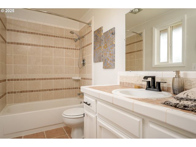 1916 Ne 13TH Ave, Hillsboro, OR 97124