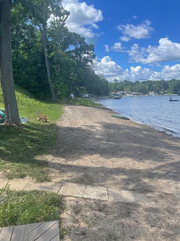 44096 Woodman Drive, Paw Paw, MI 49079