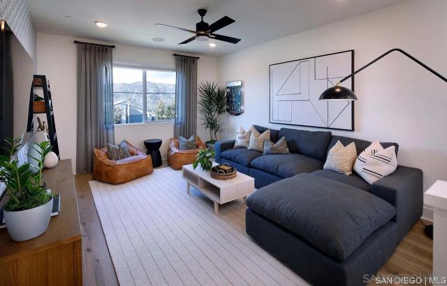 709 Meadowood ST 328, Fallbrook, CA 92028