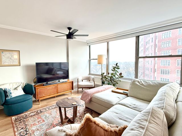 3900 N LAKE SHORE Drive 7D, Chicago, IL 60613