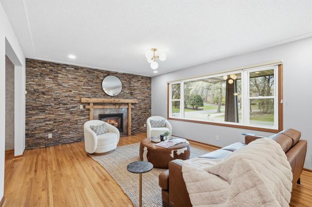 6655 Tanager Lane, Eden Prairie, MN 55346