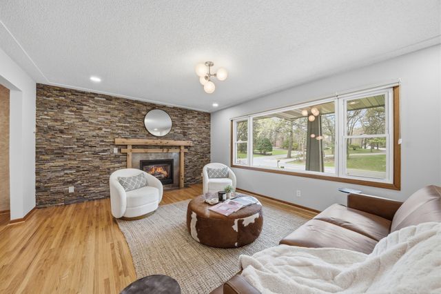 6655 Tanager Lane, Eden Prairie, MN 55346