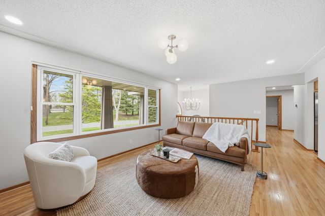 6655 Tanager Lane, Eden Prairie, MN 55346