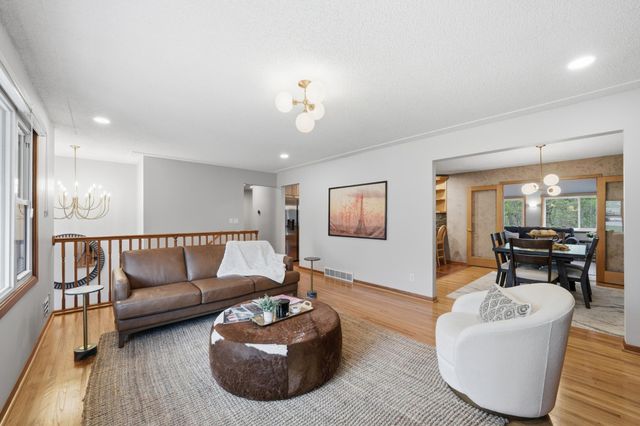 6655 Tanager Lane, Eden Prairie, MN 55346