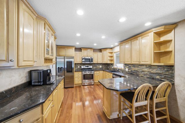 6655 Tanager Lane, Eden Prairie, MN 55346