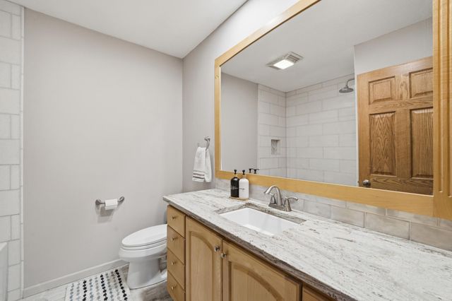 6655 Tanager Lane, Eden Prairie, MN 55346