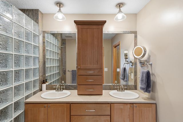 6655 Tanager Lane, Eden Prairie, MN 55346