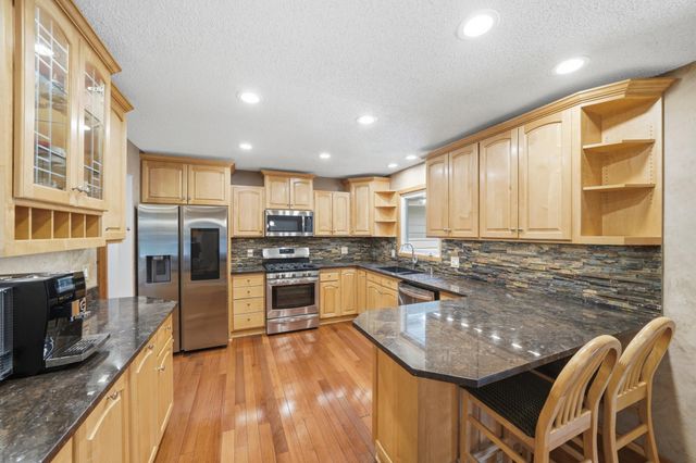 6655 Tanager Lane, Eden Prairie, MN 55346