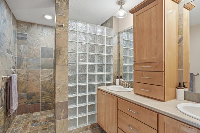 6655 Tanager Lane, Eden Prairie, MN 55346