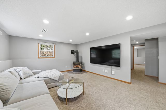 6655 Tanager Lane, Eden Prairie, MN 55346
