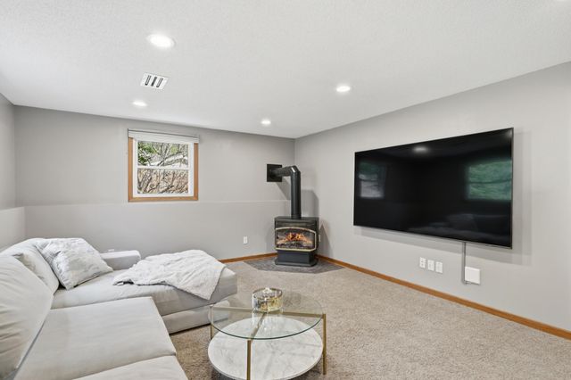 6655 Tanager Lane, Eden Prairie, MN 55346