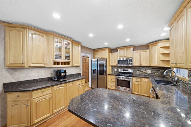 6655 Tanager Lane, Eden Prairie, MN 55346