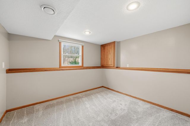 6655 Tanager Lane, Eden Prairie, MN 55346