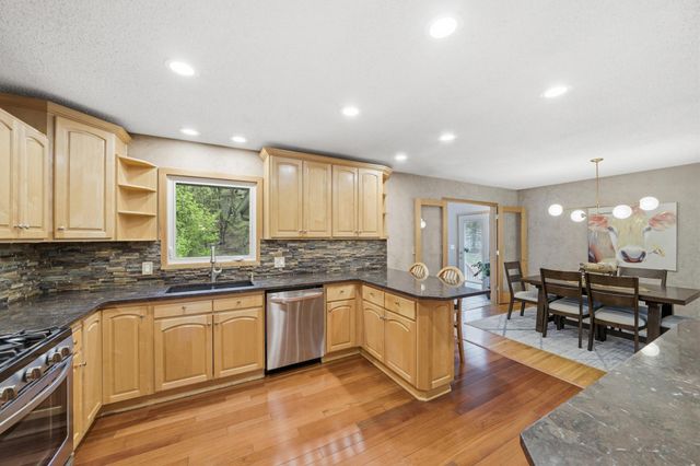 6655 Tanager Lane, Eden Prairie, MN 55346