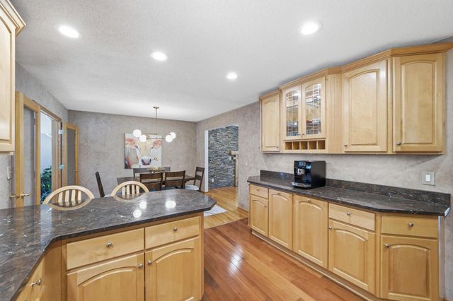 6655 Tanager Lane, Eden Prairie, MN 55346
