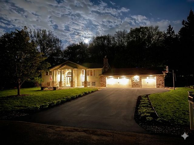 6655 Tanager Lane, Eden Prairie, MN 55346