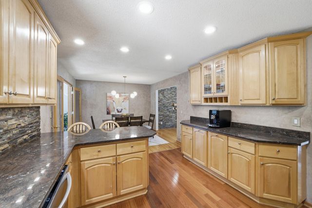 6655 Tanager Lane, Eden Prairie, MN 55346