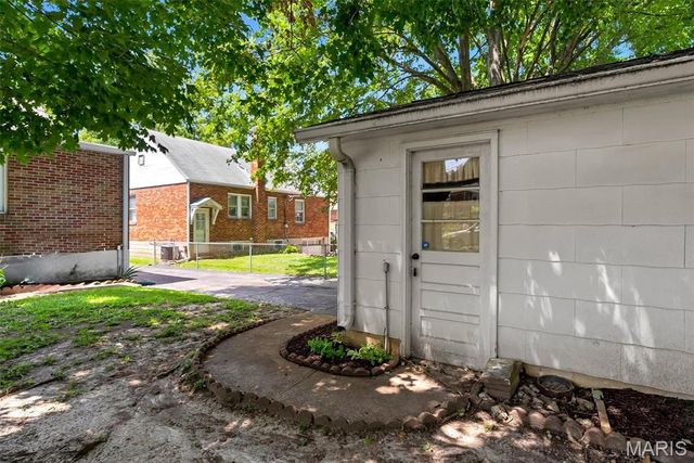 9007 Osage Lane, St Louis, MO 63114