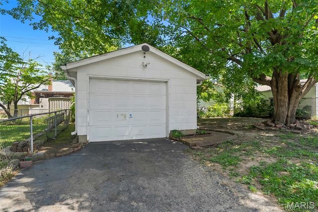 9007 Osage Lane, St Louis, MO 63114