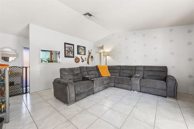 8610 NW 46th St, Lauderhill, FL 33351