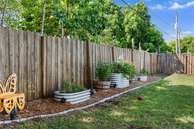 8610 NW 46th St, Lauderhill, FL 33351