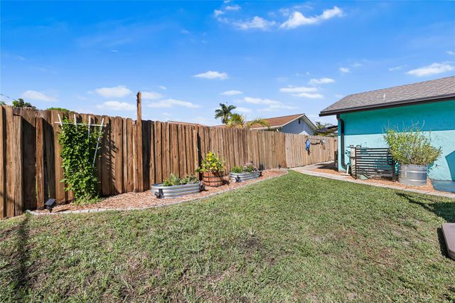 8610 NW 46th St, Lauderhill, FL 33351