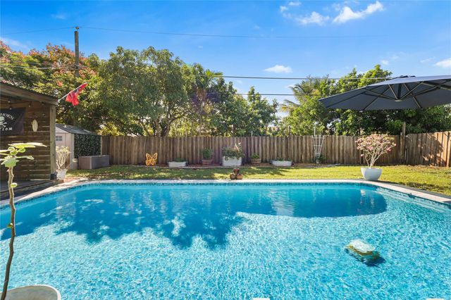 8610 NW 46th St, Lauderhill, FL 33351