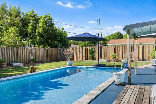 8610 NW 46th St, Lauderhill, FL 33351