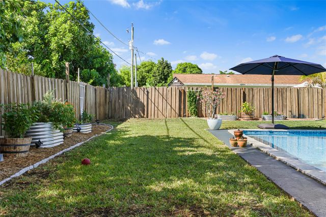 8610 NW 46th St, Lauderhill, FL 33351