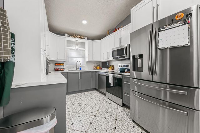 8610 NW 46th St, Lauderhill, FL 33351