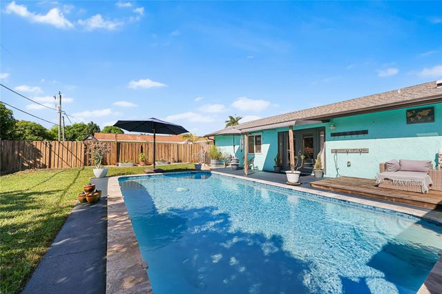 8610 NW 46th St, Lauderhill, FL 33351