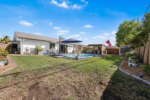 8610 NW 46th St, Lauderhill, FL 33351