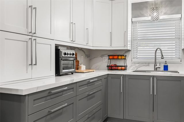 8610 NW 46th St, Lauderhill, FL 33351