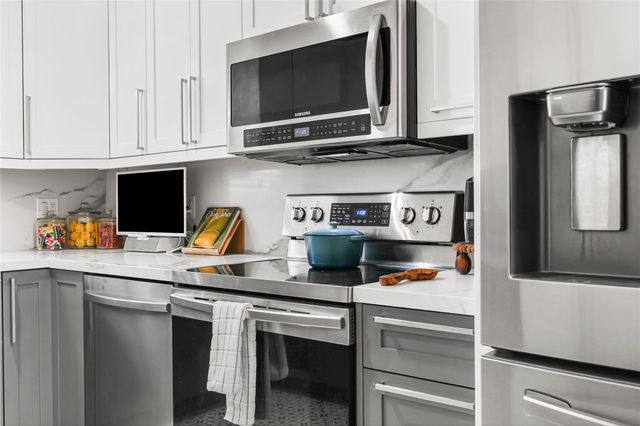 8610 NW 46th St, Lauderhill, FL 33351