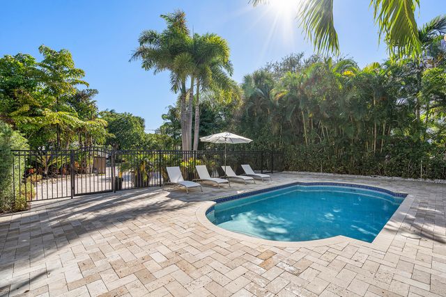 820 Palm Trail, Delray Beach, FL 33483