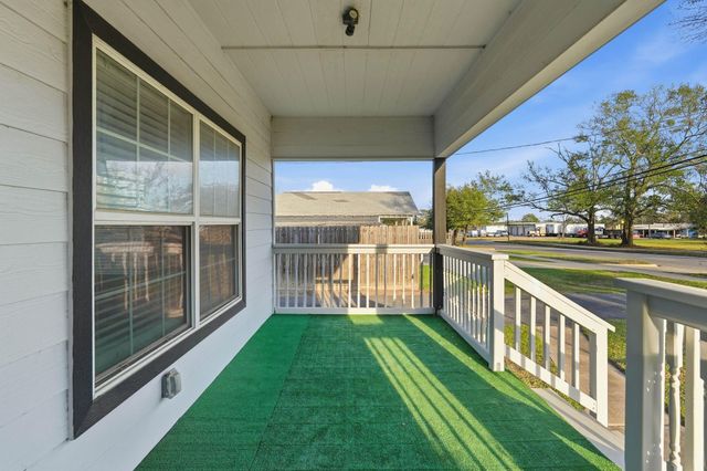 308 E Phillips Street, Conroe, TX 77301